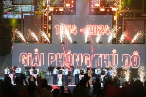 Các đại biểu thực hiện nghi thức khai mạc Chương trình "Những ngày Hà Nội tại TP.HCM"