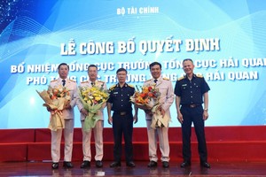  Phó Tổng cục trưởng Lưu Mạnh Tưởng (thứ 3 từ phải sang) và Phó Tổng cục trưởng Đinh Ngọc Thắng (bên phải) tặng hoa chúc mừng các đồng chí lãnh đạo Tổng cục vừa được bổ nhiệm. Ảnh: Quang Hùng.