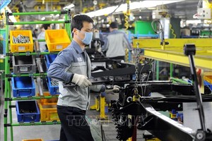 Công nhân làm việc trong nhà máy sản xuất ô tô ở Pyeongtaek, Hàn Quốc. Ảnh: AFP/TTXVN