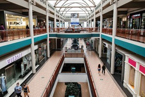  Tại Mỹ, các cửa hàng bách hóa và trung tâm thương mại ngày càng suy giảm