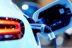 Một chiếc Mercedes EV đang sạc pin. Ảnh: REUTERS