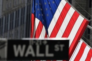 Biển báo Phố Wall tại Sở giao dịch chứng khoán New York (NYSE), Mỹ. Ảnh: Angela Weiss/AFP