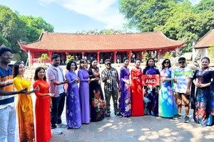 Một số du khách Ấn Độ đến Hà Nội đợt đầu tiên hào hứng chụp ảnh cùng người dân bản địa tại Văn Miếu - Quốc Tử Giám.