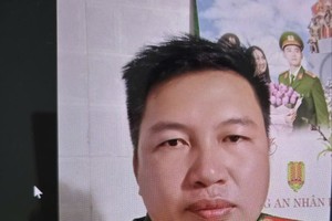 Bị can Trần Quốc Do mặc trang phục, giả danh cán bộ công an để lừa đảo, chiếm đoạt tài sản. Ảnh CACC