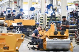 Công nhân làm việc tại một nhà máy ở Pennsylvania, Mỹ. Ảnh: Getty Images/TTXVN