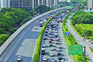 Với quy mô 6 làn xe, chỉ sau 4 năm đưa vào khai thác, tuyến cao tốc Pháp Vân - Cầu Giẽ đã chớm mãn tải, xuất hiện tình trạng ùn ứ trong các dịp nghỉ lễ lớn và cuối tuần.