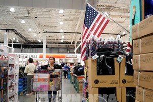 Người tiêu dùng mua sắm tại siêu thị ở California, Mỹ ngày 10/4/2024. (Ảnh: THX/TTXVN)