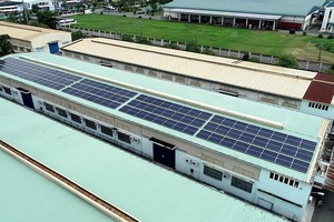 Điện mặt trời mái nhà được lắp đặt ở một khu nhà xưởng ở Đồng Nai.