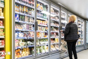 Người tiêu dùng mua sắm tại siêu thị ở Claix, Pháp. (Ảnh: AFP/TTXVN)