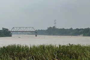 Cầu Phong Châu sập sáng ngày 9/9, thông tin ban đầu có một số phương tiện giao thông và người bị rơi xuống sông. Ảnh: Vietnamnet