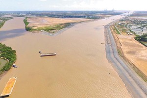 Dự án Đầu tư xây dựng công trình luồng cho tàu trọng tải lớn vào sông Hậu có tác dụng lớn trong phát triển kinh tế của khu vực.