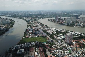 Thành ủy TP.HCM yêu cầu cần tiếp tục rà soát kỹ, hoàn thiện, ban hành bảng giá đất điều chỉnh và triển khai thực hiện trong thời gian sớm nhất. Ảnh: Lê Toàn