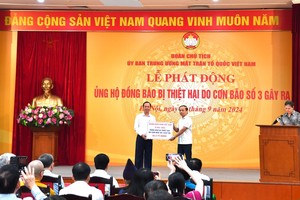 Đại diện ngành Ngân hàng, đồng chí Đào Minh Tú - Phó Thống đốc Thường trực NHNN, Chủ tịch Công đoàn Ngân hàng Việt Nam trao số tiền 38,4 tỷ đồng tại lễ phát động của UBTW MTTQ Việt Nam để ủng hộ đồng bào bị thiệt hại do bão số 3