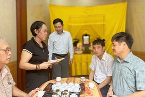 Ông Bùi Văn Thảo, Phó tổng giám đốc PJICO (áo xanh đứng giữa) đến thăm hỏi, động viên gia đình người bị nạn