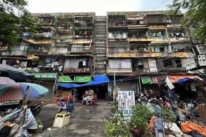 Bộ Xây dựng: Nhiều chung cư cũ nứt, nghiêng sau bão Yagi 