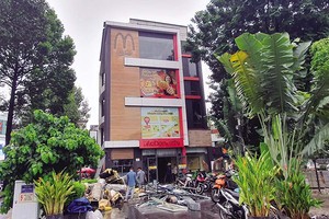 McDonald's gặp khó khi kinh doanh tại thị trường Việt Nam. Trong ảnh: Cửa hàng McDonald's Bến Thành đang tháo dỡ, trả lại mặt bằng. Ảnh: Lê Toàn