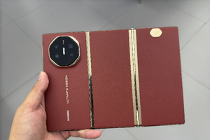 Mặt trước và sau của Huawei Mate XT khi mở rộng màn hình (Ảnh: Fenibook)