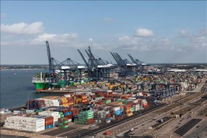 Quang cảnh cảng hàng hóa tại Felixstowe, Anh. (Ảnh: AFP/TTXVN)
