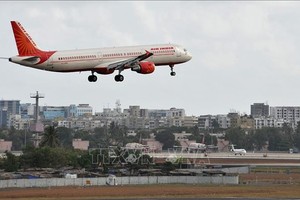 Máy bay của hãng hàng không Air India chuẩn bị hạ cánh xuống sân bay quốc tế Mumbai, Ấn Độ. Ảnh: AFP/ TTXVN