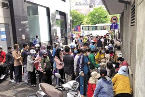 Những nạn nhân mua trái phiếu của các công ty liên quan Tập đoàn Vạn Thịnh Phát đi kêu cứu khắp nơi. 