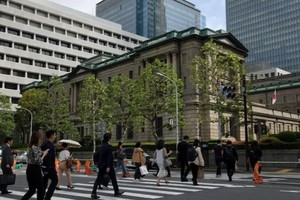 Bên ngoài Trụ sở BoJ. (Ảnh: AFP)