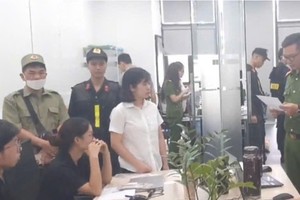 Cơ quan công an khám xét tại Công ty Dược phẩm NAC. Ảnh: CACC