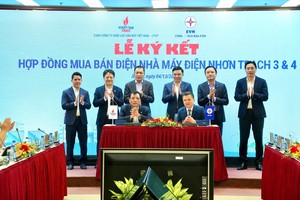 Ông Lê Như Linh, Tổng Giám đốc PV Power và ông Lê Khắc Hưng, Giám đốc EVNEPTC ký kết Hợp đồng PPA Nhà máy điện Nhơn Trạch 3&4. 