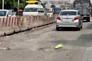 Quốc lộ 51 đoạn qua TP. Biên Hòa hư hỏng trầm trọng từ lâu chưa được khắc phục. Ảnh: Minh Thành, Báo Đồng Nai.