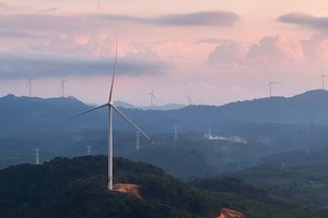 Dự án điện gió Monsoon 600 MW tại Lào sẽ bán điện về Việt Nam, dự kiến sẽ vận hành thử nghiệm vào tháng 12/2024, sớm hơn 2 tháng so với kế hoạch trước đó. Dự án này có giá trị 950 triệu USD, trải dài qua các tỉnh Sekong và Attapeu ở Lào và có 133 tua bin gió cùng với đường dây truyền tải dài 22 km qua biên giới Lào-Việt Nam. (Ảnh: The Next Media) 