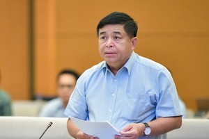 Bộ trưởng Bộ Kế hoạch và Đầu tư Nguyễn Chí Dũng trình bày tờ trình dự án Luật Đầu tư công sửa đổi.