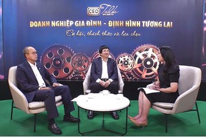 CEO Talk chủ đề "Doanh nghiệp gia đình: Cơ hội, thách thức và lựa chọn", do Báo Đầu tư tổ chức, với sự tham dự của ông Phạm Đình Đoàn, Chủ tịch Phú Thái Holdings Group (người ngồi giữa) và ông Trần Đình Cường, Chủ tịch Công ty TNHH Ernst & Young Việt Nam.