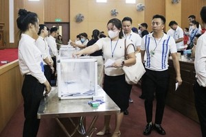 Người tham gia bỏ phiếu đấu giá. Ảnh: UBND huyện Quốc Oai