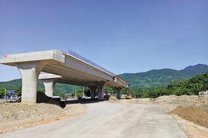 Dự án Đường ven biển nối cảng Liên Chiểu đang vướng giải phóng mặt bằng. Ảnh: Hoàng Anh