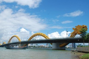 Đối với khu vực cầu Rồng khi tổ chức phun lửa, phun nước UBND thành phố giao Sở Du lịch tiếp tục thông báo cho các Công ty lữ hành không dừng, đỗ xe đón, trả khách tại các tuyến đường khu vực đầu cầu Rồng. 