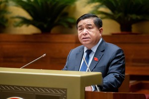 Bộ trưởng Bộ Kế hoạch và Đầu tư Nguyễn Chí Dũng trình bày Tờ trình Dự án Luật Đầu tư công (sửa đổi) tại phiên làm việc sáng 29/10 của Quốc hội. 