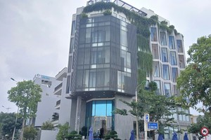 Nhiều khách hàng kéo đến trụ sở Công ty GFDI trên đường 29/3, phường Hòa Xuân trong sáng ngày 6/11 để đòi lại tiền. Ảnh Hoàng Anh