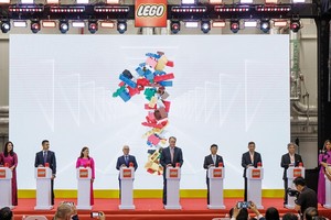 Lãnh đạo tỉnh Bình Dương và lãnh đạo Tập đoàn LEGO nhấn nút vận hành thử nhà máy sản xuất đồ chơi trẻ em LEGO.