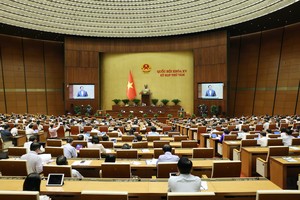 Quốc hội nghe Thủ tướng báo cáo trước khi trả lời chất vấn trực tiếp.