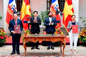 Bộ trưởng Bộ Văn hóa, Thể thao và Du lịch Nguyễn Văn Hùng và Bộ trưởng Bộ Văn hóa, Nghệ thuật và Di sản Chile Carolina Arredondo Marzan tiến hành ký kết Chương trình hợp tác văn hóa Việt Nam - Chile giai đoạn 2024 - 2026.