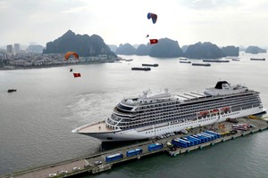 Quảng Ninh liên tiếp đón siêu tàu biển với hàng nghìn khách du lịch quốc tế 