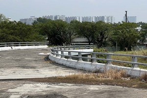 Điểm đầu của Dự án đường nối từ đường Võ Văn Kiệt đến cao tốc TP.HCM - Trung Lương đã bị xuống cấp do bỏ hoang nhiều năm. Ảnh: Lê Quân