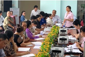 Người dân làm thủ tục vay vốn tại Ngân hàng Chính sách xã hội TP.HCM