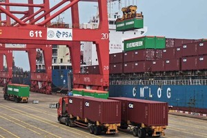 Hoạt động xếp dỡ container tại một cảng ở thành phố Liên Vân Cảng, tỉnh Giang Tô, Trung Quốc. AFP