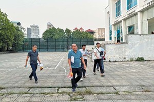 Hình ảnh những người tham gia đấu giá đất rời khỏi hội trường sau khi kết thúc phiên. Ảnh: Thanh Vũ 