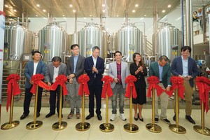 Ban điều hành Sabeco và đại diện nhà thầu cắt băng khánh thành Trung tâm Nghiên cứu và Phát triển ngành bia Sabeco