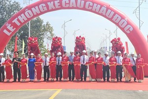 Cầu Châu Đốc thuộc Dự án xây dựng tuyến đường liên kết vùng đoạn từ thị xã Tân Châu đến TP. Châu Đốc (An Giang), kết nối với tỉnh Kiên Giang và Đồng Tháp đã thông xe vào tháng 4/2024