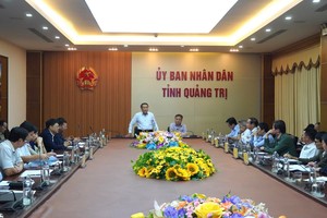 Quyền Chủ tịch UBND tỉnh Quảng Trị Hà Sỹ Đồng phát biểu chỉ đạo tại cuộc họp.