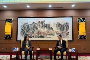 Chủ tịch UBCKNN Vũ Thị Chân Phương và Chủ tịch Ủy ban Giám quản Chứng khoán Trung Quốc- Wu Qing trao đổi tại buổi làm việc.