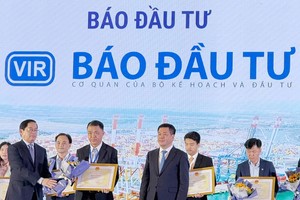 Đại diện Báo Đầu tư nhận bằng khen của Bộ Công thương vì có đóng góp cho sự phát triển ngành logistics năm 2024.