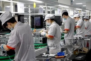 Công nhân làm việc tại một nhà máy lắp ráp thiết bị điện tử ở tỉnh Tứ Xuyên, Trung Quốc. (Ảnh: Shutterstock/TTXVN)